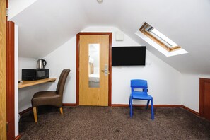 Deluxe Triple Room | Desk, iron/ironing board, cots/infant beds, free WiFi - Arinza Hotel, London Ilford (Ilford)