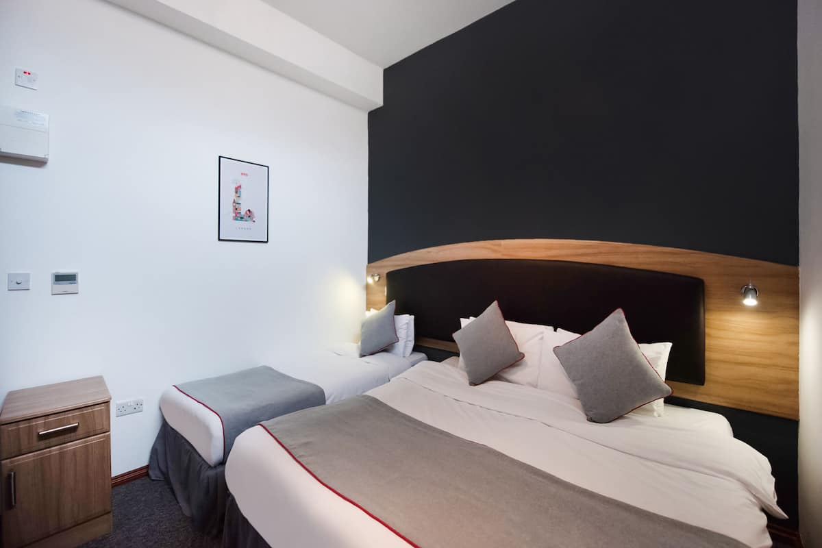 Deluxe driepersoonskamer | Een bureau, een strijkplank/strijkijzer, babybedden, gratis wifi