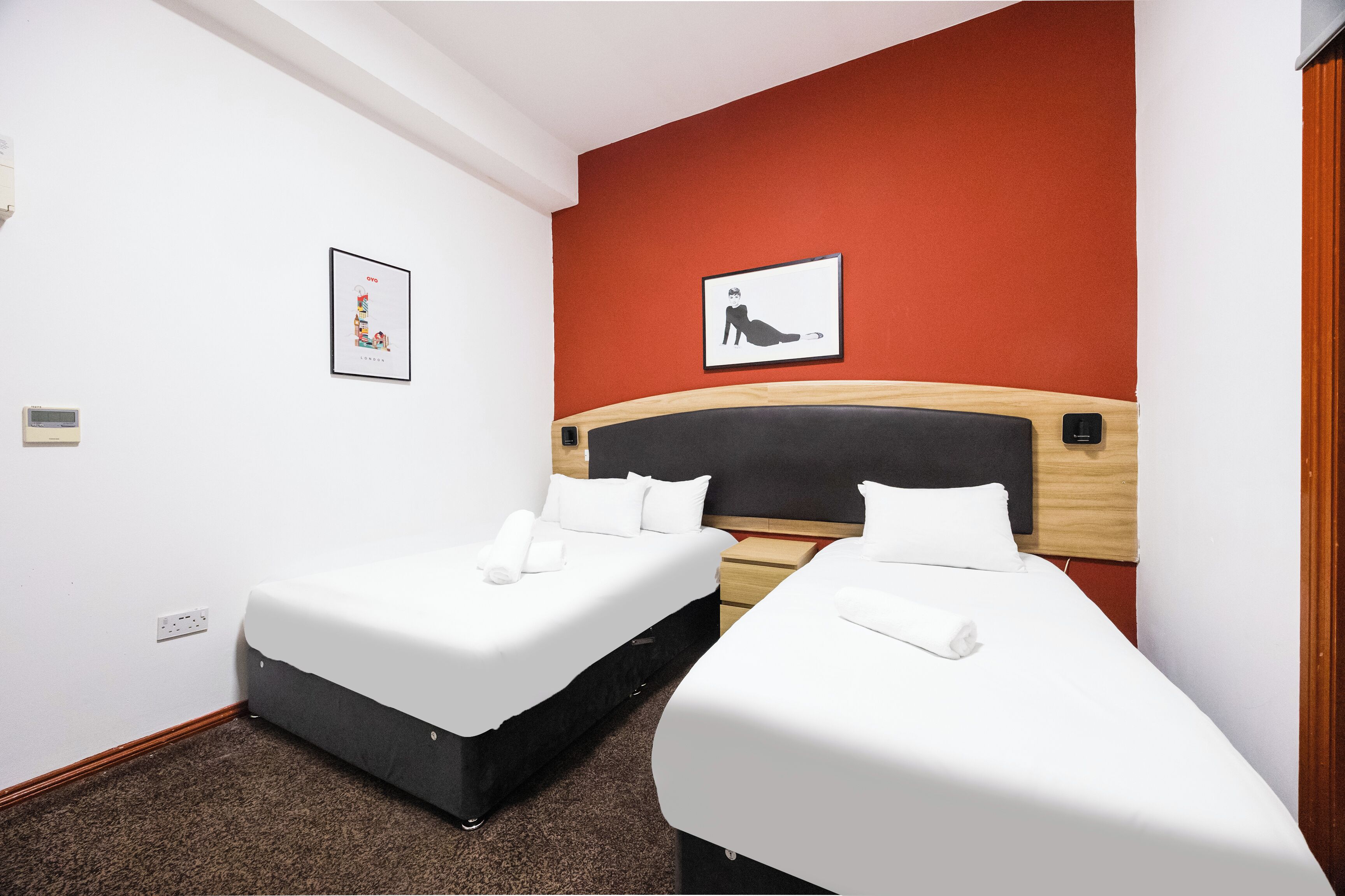 Chambre Standard avec lits jumeaux | Bureau, fer et planche à repasser, lits bébé (en supplément)