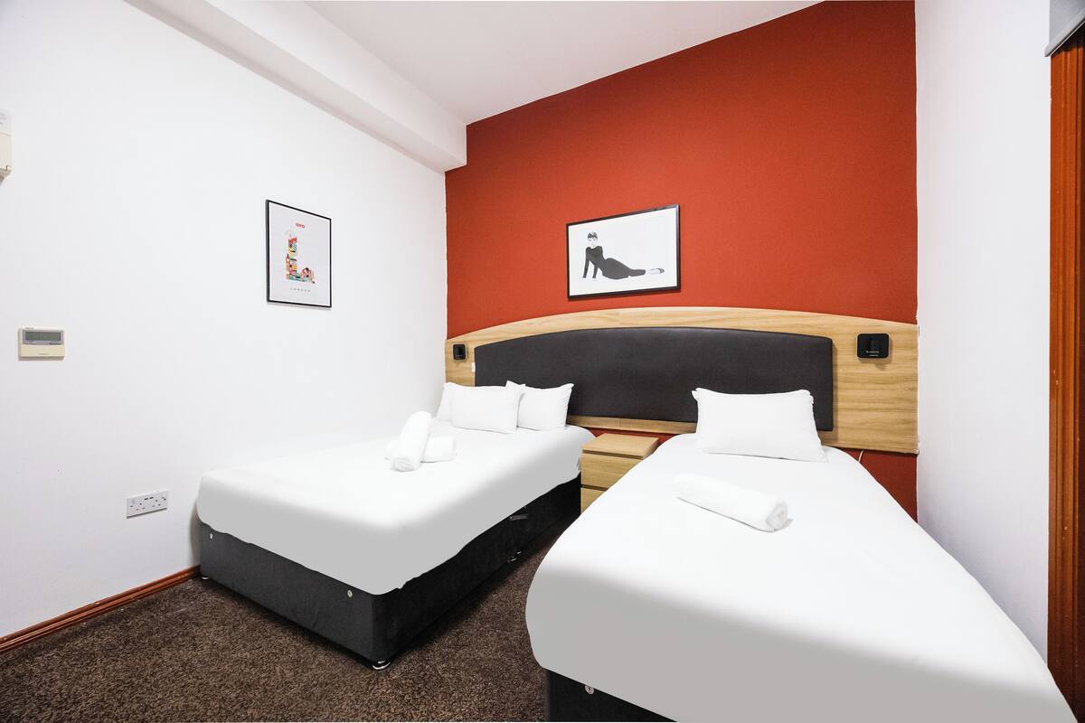 Chambre Standard avec lits jumeaux | Bureau, fer et planche à repasser, lits bébé (en supplément)