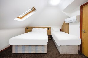 Quarto triplo luxo | Escrivaninha, ferros/tábuas de passar roupa, berços (sobretaxa)