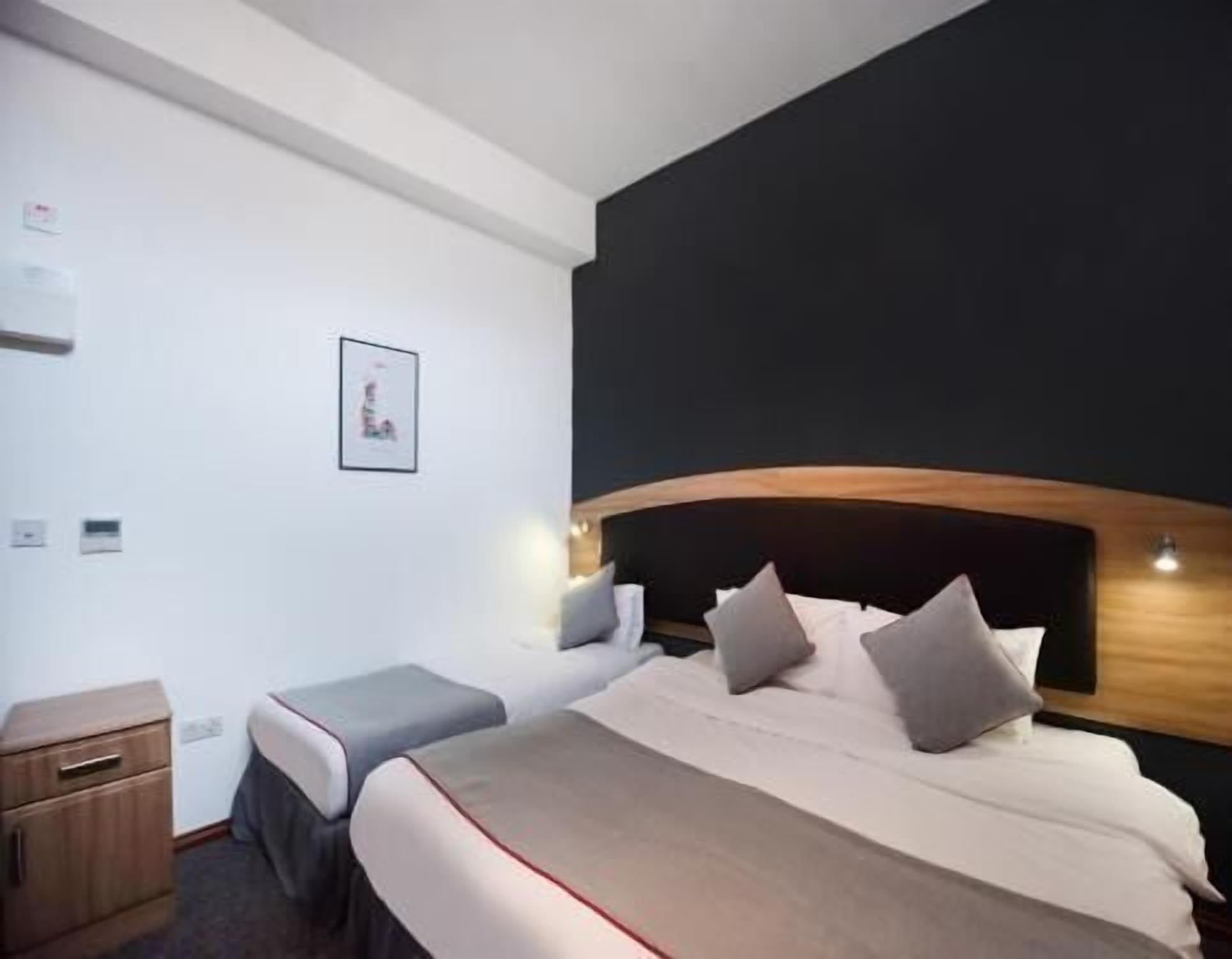 Skrivebord, strykejern/-brett, barnesenger og wi-fi (inkludert)