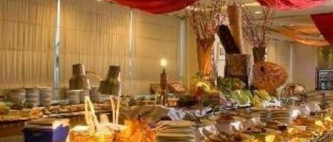 Breakfast, lunch, dinner served; international cuisine