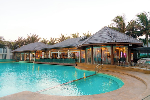 Outdoor pool, open 7:30 AM to 9:00 AM, pool umbrellas, pool loungers