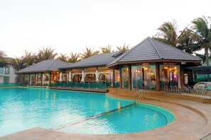 Piscine extérieure, parasols de plage, chaises longues