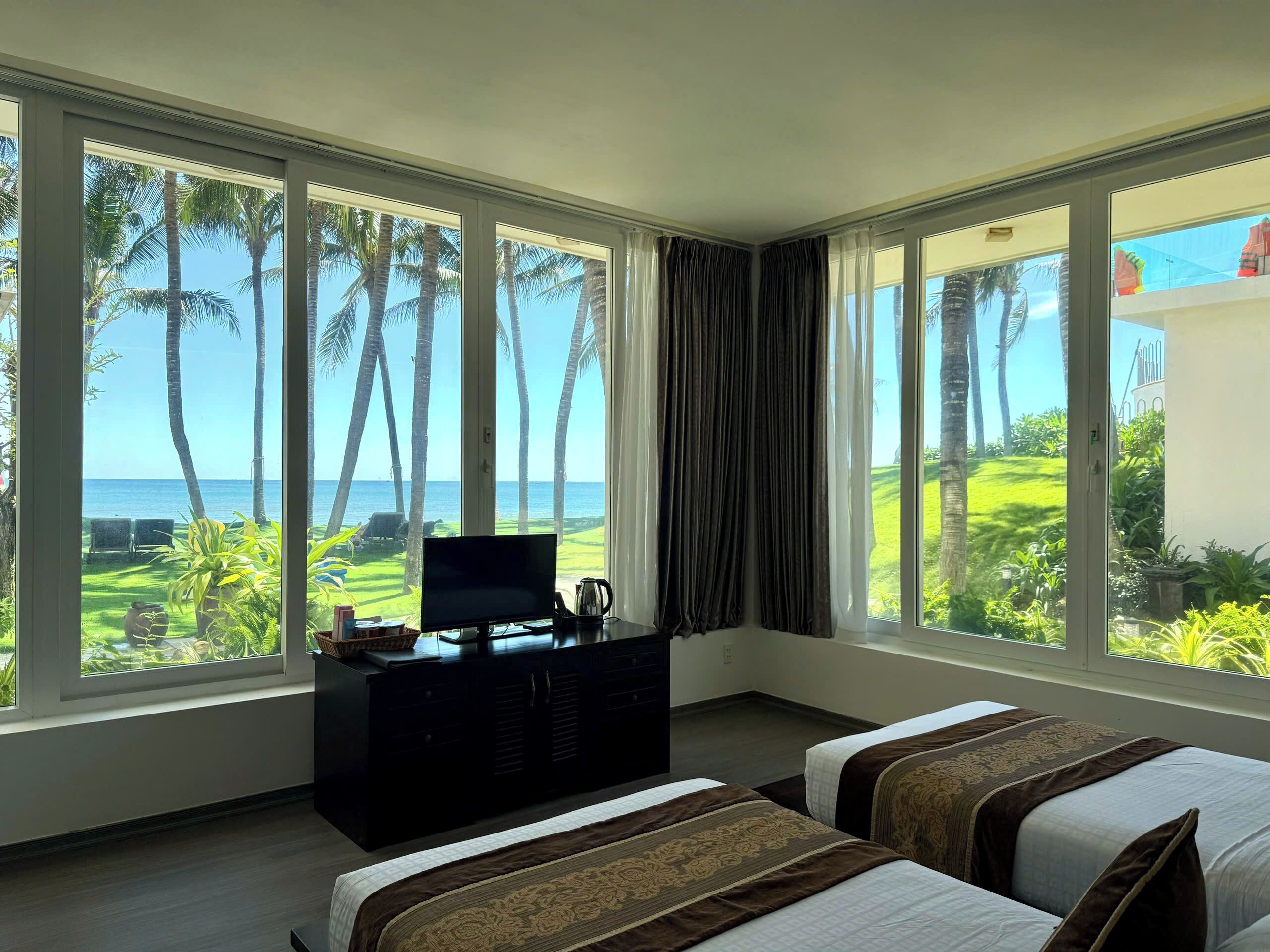 deluxe twin room, beachfront | premium bedding, pillow-top beds, minibar, in-room safe