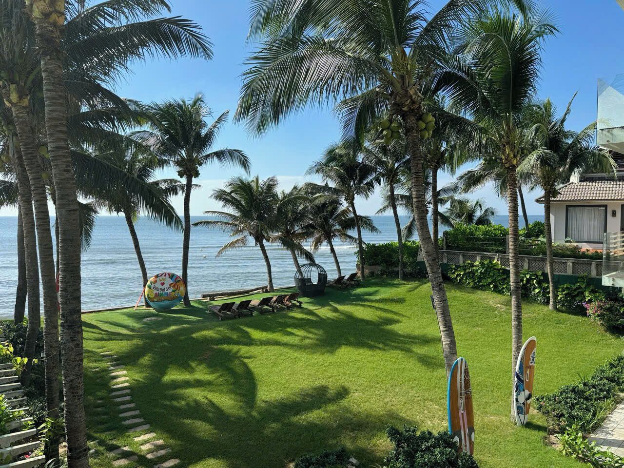 Private beach, sun-loungers, beach umbrellas, beach towels