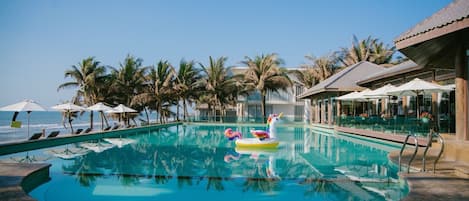 Serveert ontbijt, lunch, diner, strandzicht