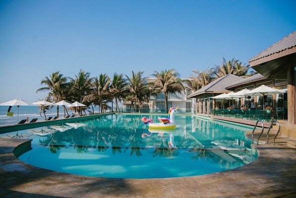 Breakfast, lunch, dinner served; beach views 