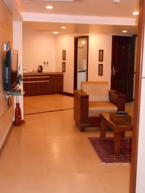 Premium Suite, 1 King Bed | In-room safe, WiFi