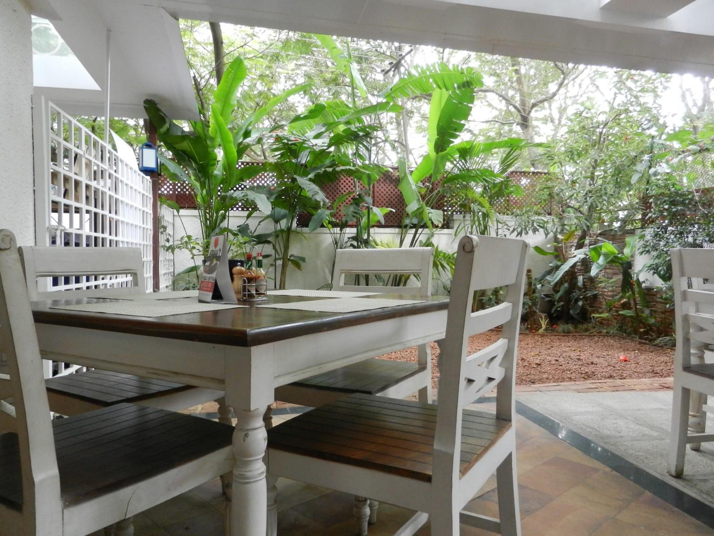 供应早餐和晚餐，室外就餐