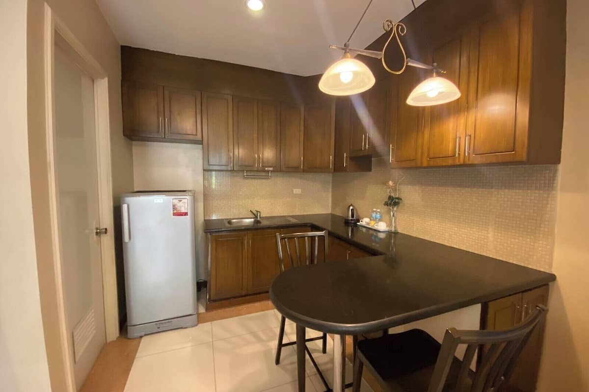 executive studio, 2 single beds | private kitchen | fridge
