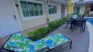 Alberca al aire libre y camastros
