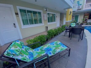 Outdoor pool, sun loungers - Prism Hotel (Angeles City)
