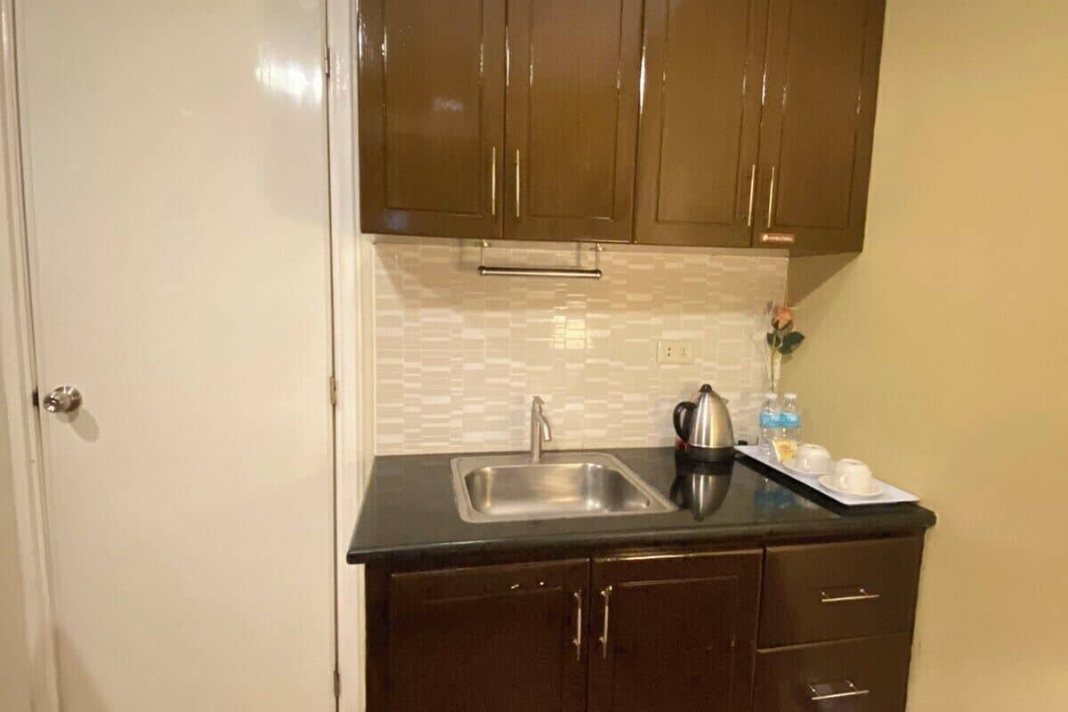 deluxe studio, 1 queen bed | private kitchen | fridge