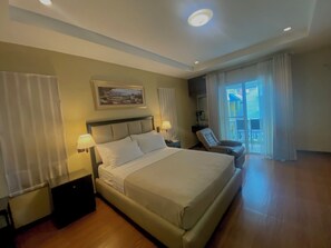 Studio, Balkon, Poolblick | Minibar, Zimmersafe, Schreibtisch, Bügeleisen/Bügelbrett