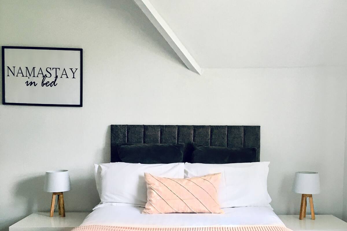 Chambre Double, 1 lit double, salle de bains commune