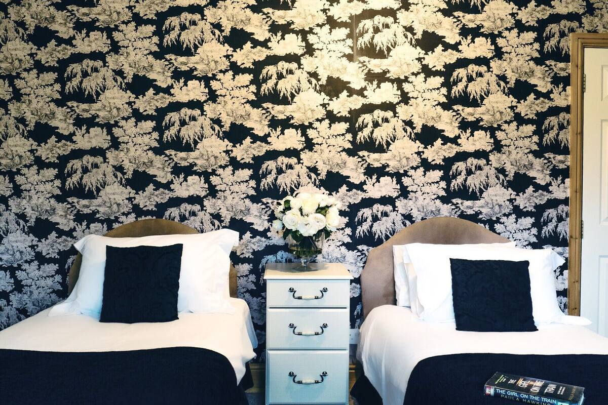 Chambre avec lits jumeaux, salle de bains commune