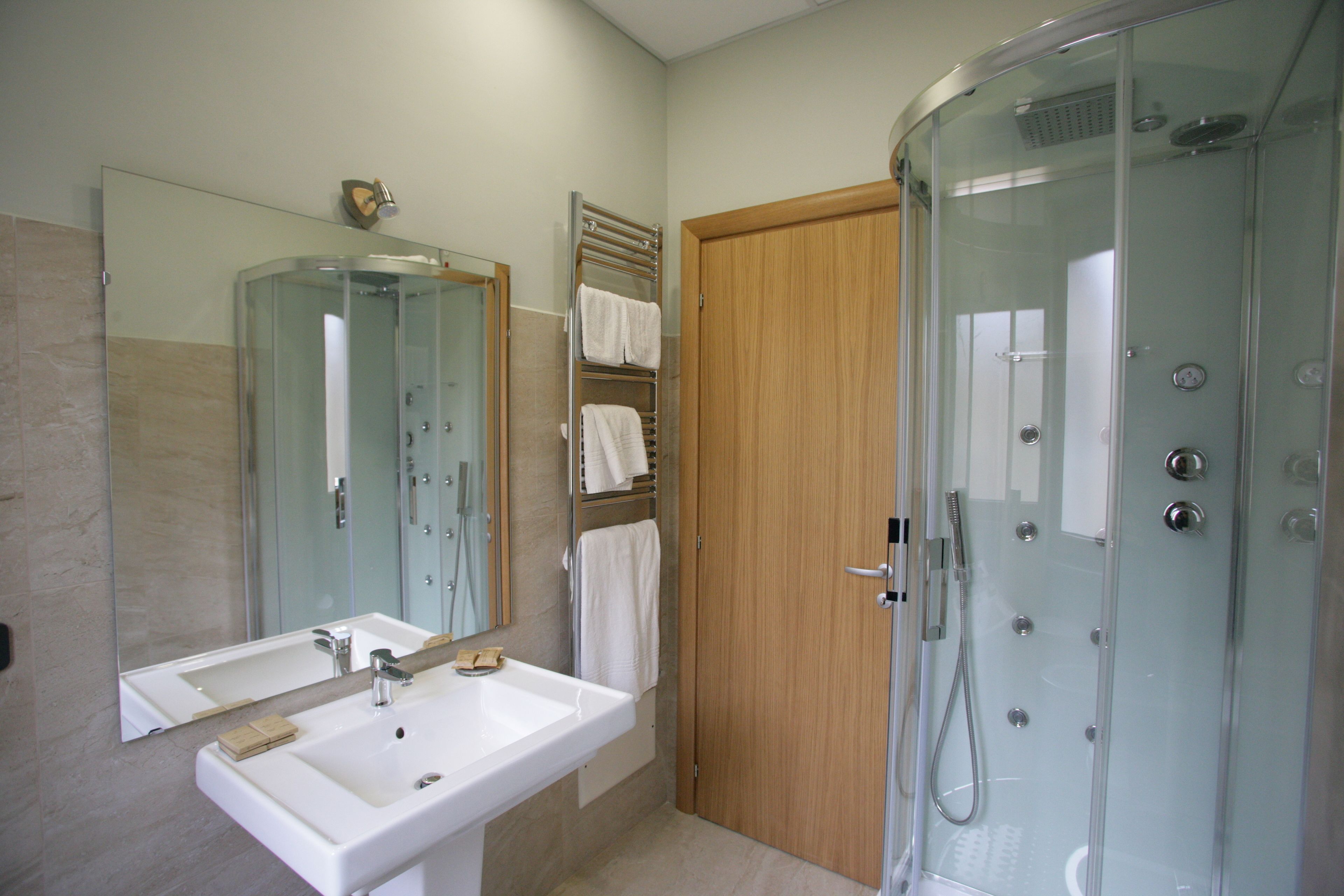 double room | bathroom | free toiletries, hair dryer, bathrobes, bidet