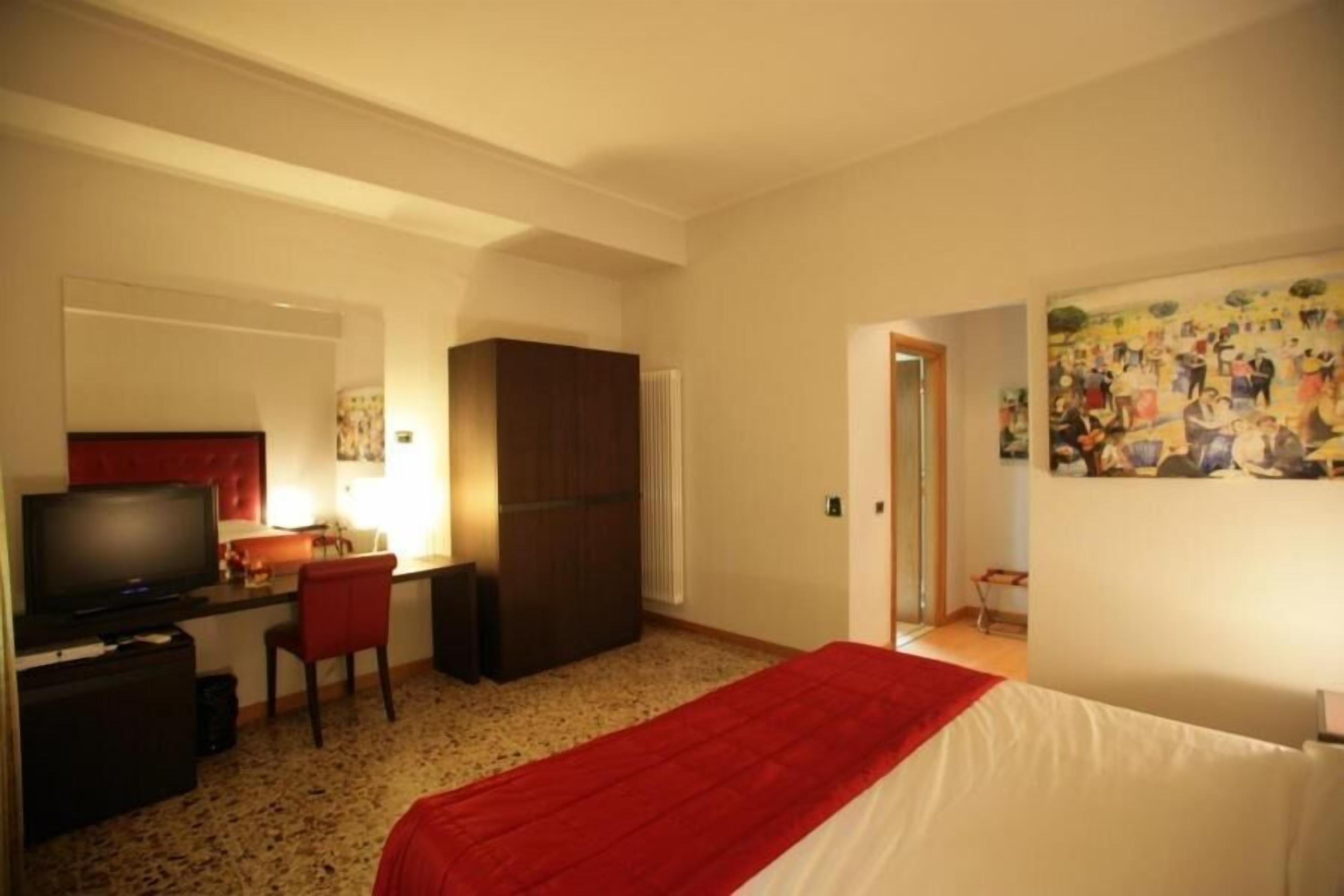 premium bedding, down duvets, minibar, desk