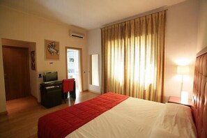 Premium bedding, down comforters, minibar, desk - Hotel Piazza Marconi (Cassino)