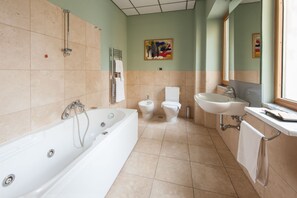A bathroom with a bathtub, toilet, and sink. - Hotel Piazza Marconi (Cassino)