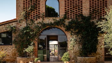 Aperto a colazione, pranzo e cena, cucina regionale 