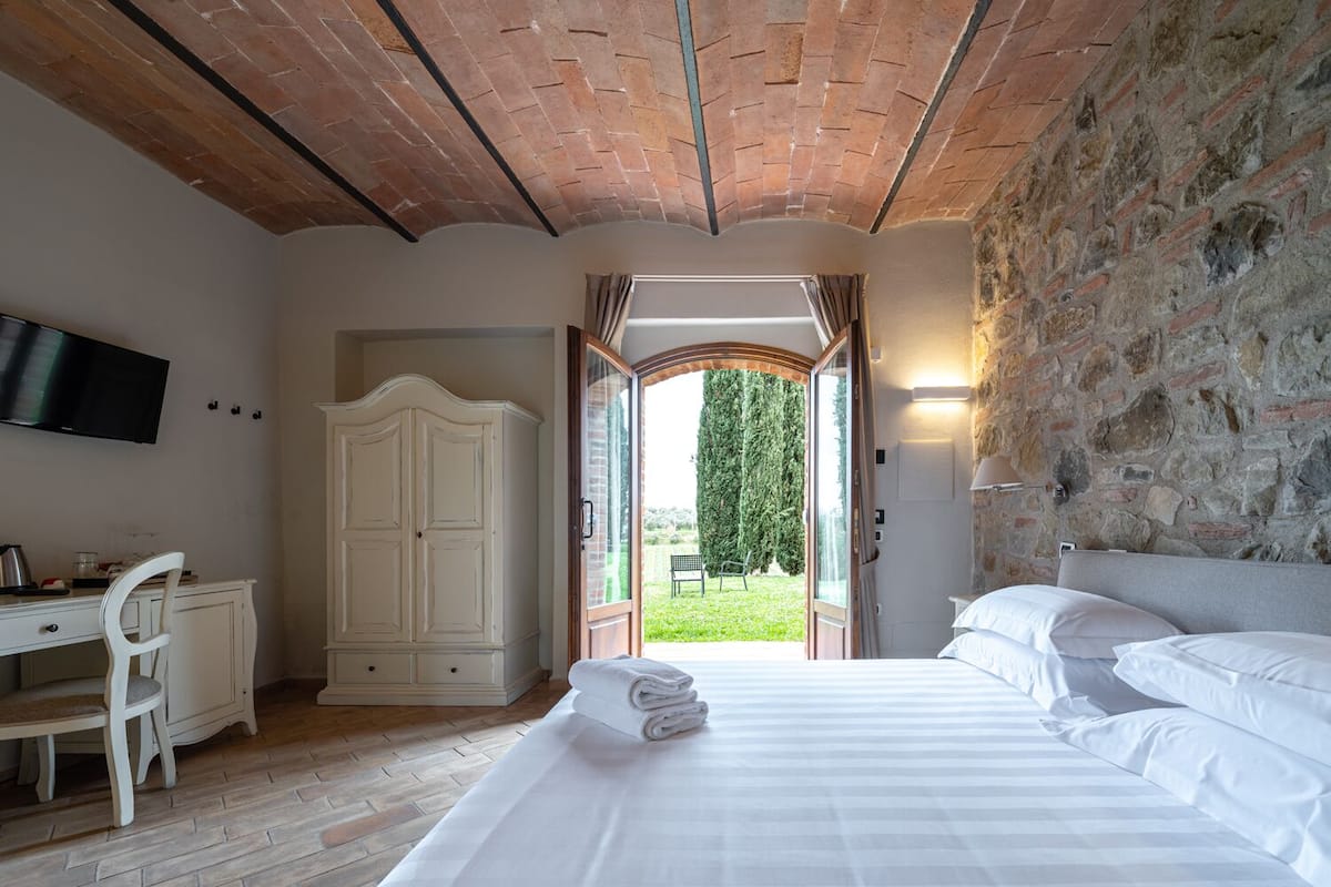 Deluxe Double Room, Jetted Tub | 1 bedroom, premium bedding, minibar, in-room safe