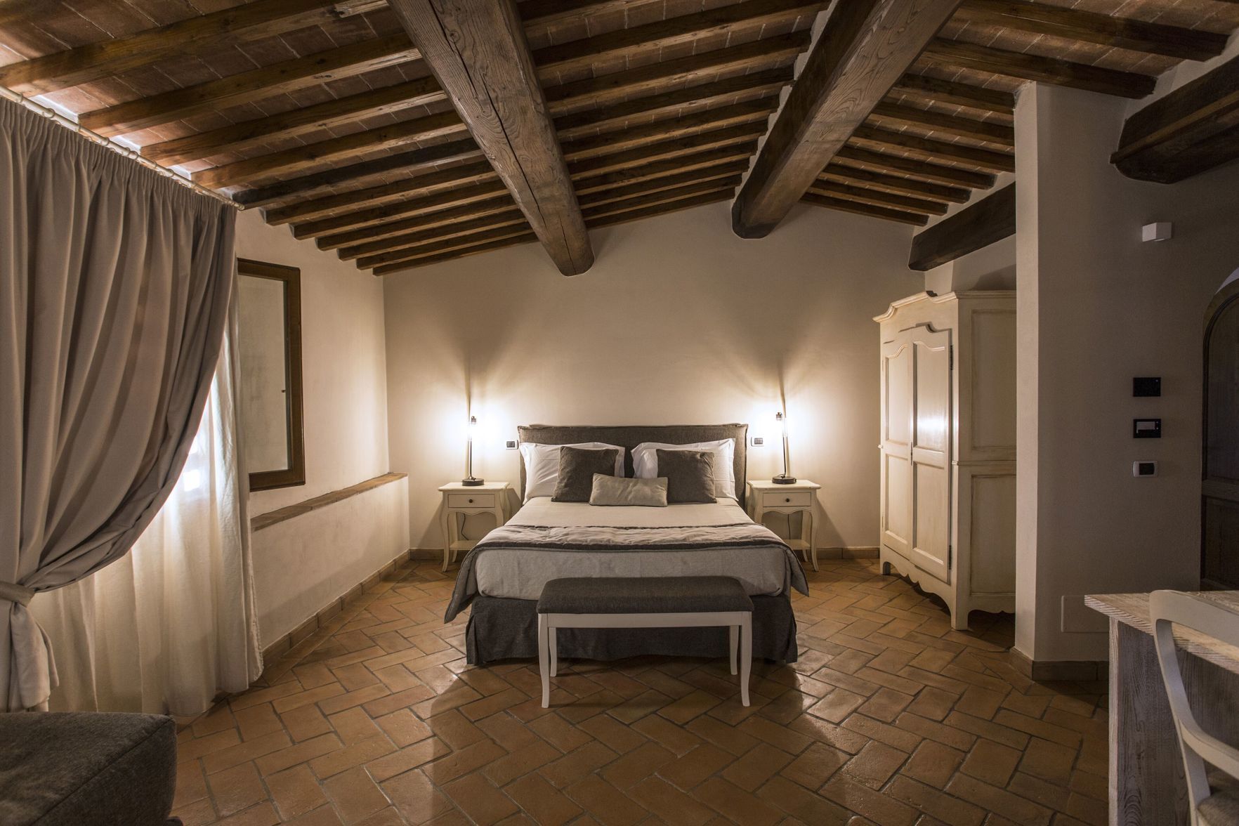 Ropa de cama de alta calidad y minibar 