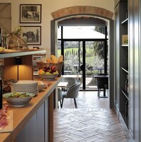 Aperto a colazione, pranzo e cena, cucina regionale