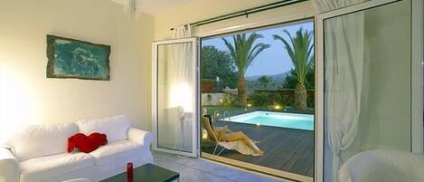 Villa | Sala de estar | Una televisión, una chimenea, un reproductor de DVD, un ordenador