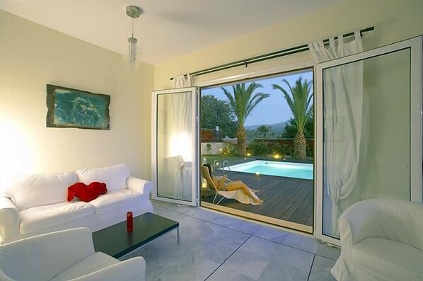 Villa | Oppholdsrom | En 42-tommers TV med Parabol-TV samt peis og DVD-spiller