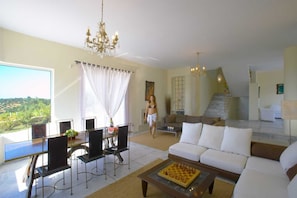 Villa | Oppholdsrom | En 42-tommers TV med Parabol-TV samt peis og DVD-spiller