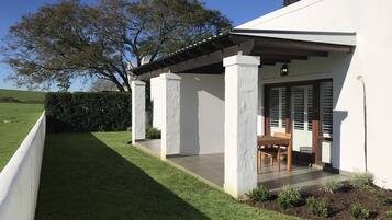 Suíte panorâmica, 1 quarto, varanda, vista para a montanha | Terraço/pátio