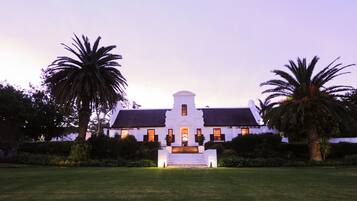 Fachada da propriedade à noite