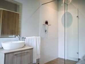 Casa de campo standard | Banheiro | Chuveiro, produtos de toalete grátis, secador de cabelo 