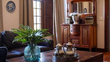 En 55-tommers LED-TV med kabel-kanaler samt TV og strømmetjenester