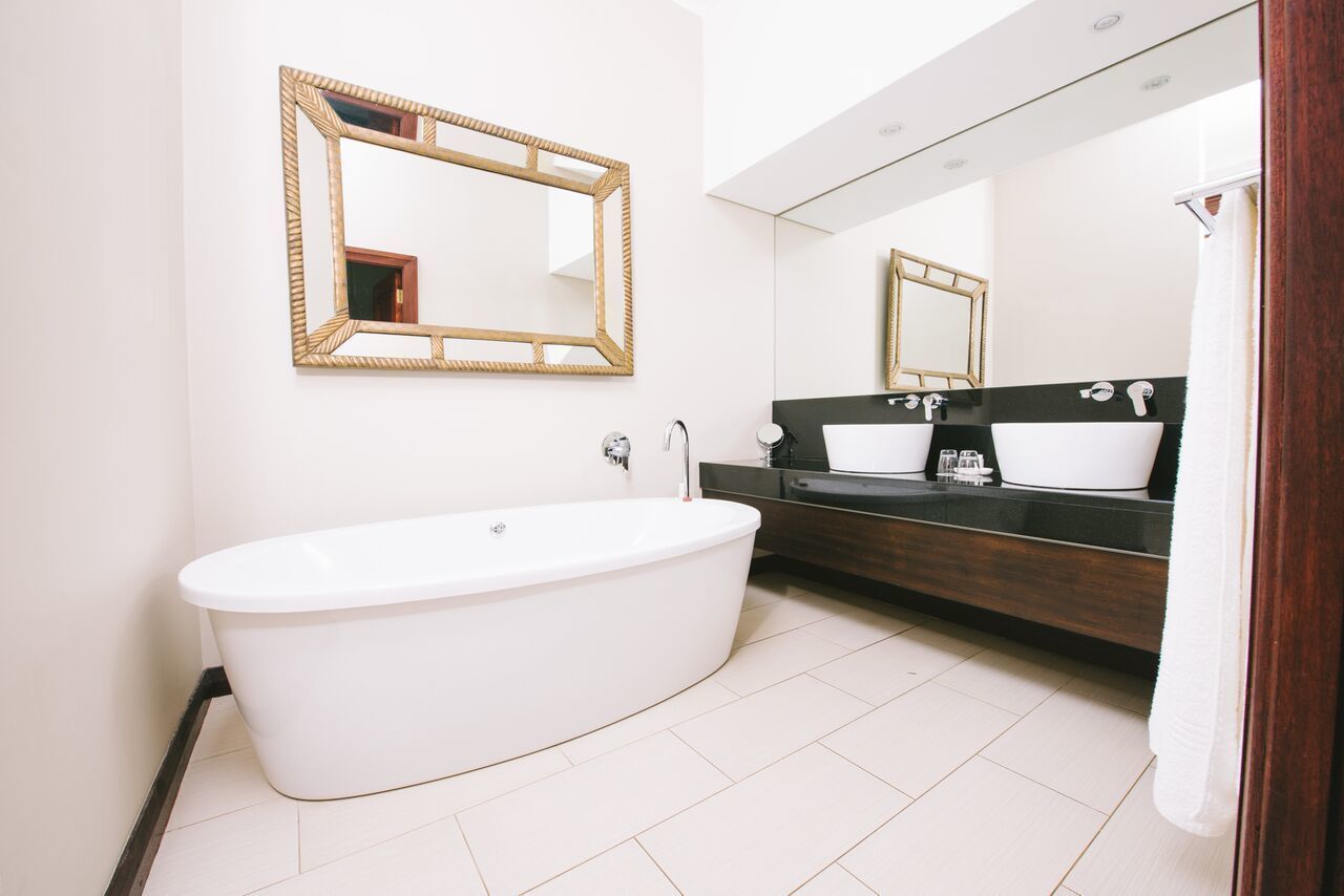 family suite | bathroom | shower, free toiletries, hair dryer, towels