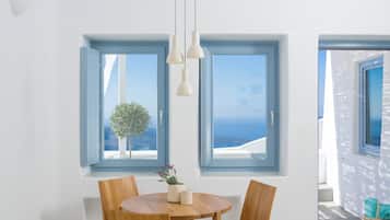 Villa Phos with Caldera View | Roupas de cama premium, cofres nos quartos, cortinas blackout