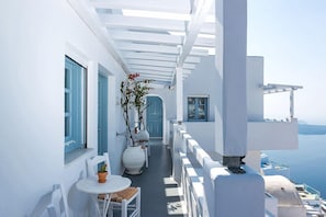 Irida Nest | Premium bedding, in-room safe, blackout drapes, iron/ironing board - Helestia Pocket Hotel, Caldera Santorini (Santorini)