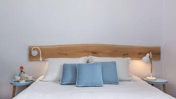Ropa de cama de alta calidad y caja de seguridad en la habitación