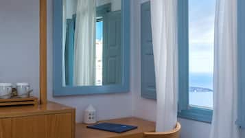 Ropa de cama de alta calidad y caja de seguridad en la habitación