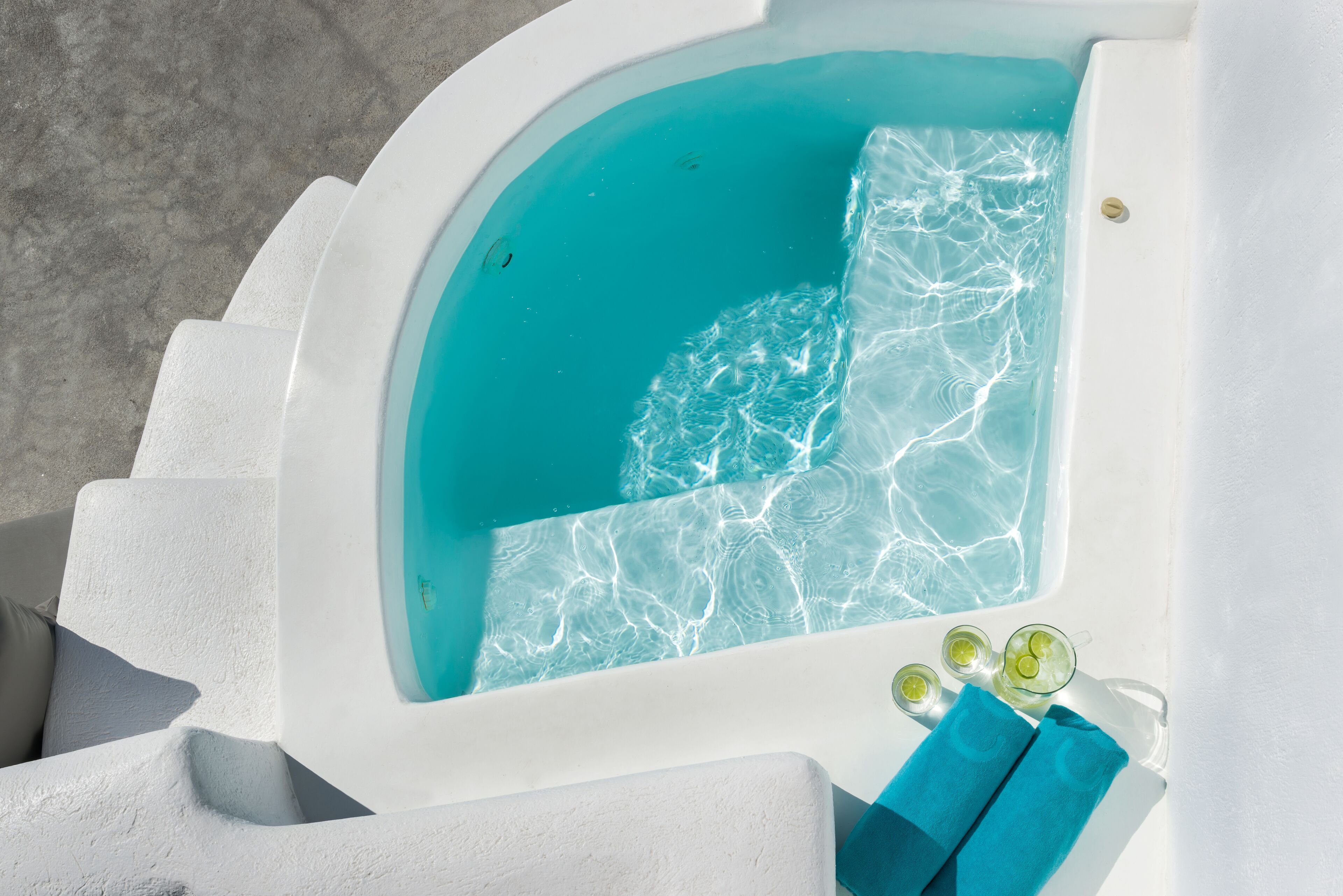 junior villa (outdoor heated jetted tub, caldera view) | terrace/patio