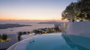 A pool with a view of the sea and a sunset. - Helestia Pocket Hotel, Caldera Santorini (Santorini)