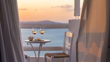 Deluxe kamer (Caldera View) | Luxe beddengoed, een kluis op de kamer, verduisterende gordijnen