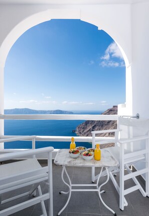 Premier Room (Caldera View) | Premium bedding, in-room safe, blackout drapes, iron/ironing board - Galini Hotel (Santorini)