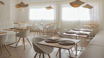 Café da manhã com buffet todos os dias (EUR 7.50 por pessoa)