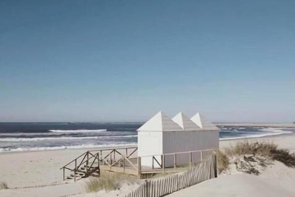 Beach nearby, white sand, 10 beach bars