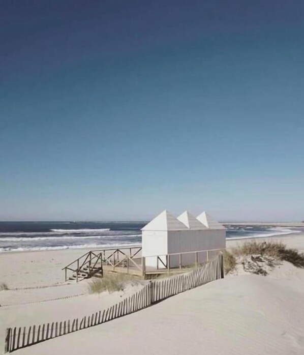 In Strandnähe, weißer Sandstrand, 10 Strandbars