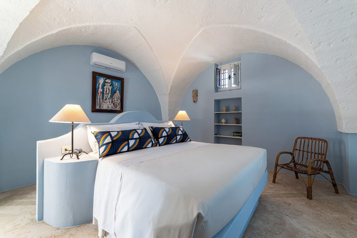 Standaard tweepersoonskamer, 1 kingsize bed | Luxe beddengoed, donzen dekbedden, een minibar, een kluis op de kamer